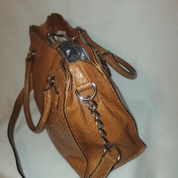 Michael Kors Hamilton bag with Matching Wallet. - Picture 3 of 12